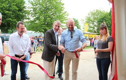 Die St. Johanner Gewerbeschau ist eröffnet (von links): Helmut Schepper vom Orga-Team, Harald Herrmann, Präsident der Handwerksk