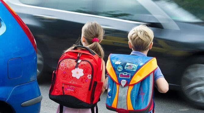 Zwei Schulkinder im Straßenverkehr