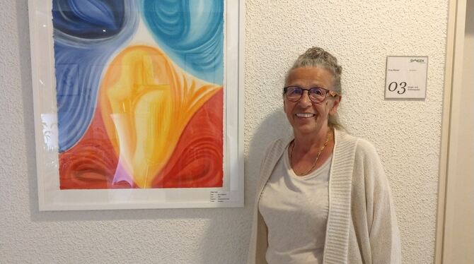 Die Künstlerin Rose Stoll stellt im Eninger Rathaus aus. FOTO: BÖHM