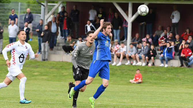 Das 2:1 für den SV Seedorf: Croatia-Torhüter Denis Grgic patzt, Darius Gutekunst staubt ab.  FOTO: EIBNER