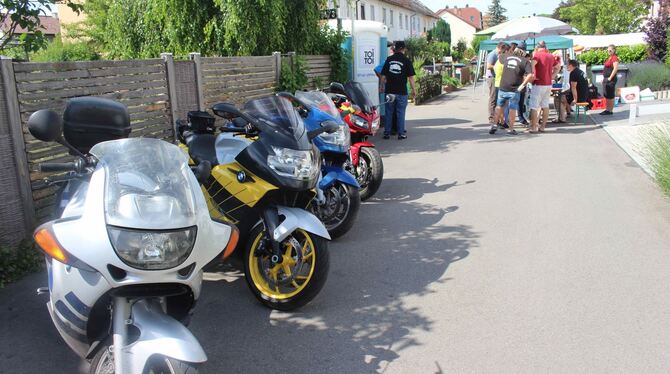 Die Maschinen sind blank geputzt: Straßenfest der Motorradfreunde aus Betzingen.  FOTO: SPIESS