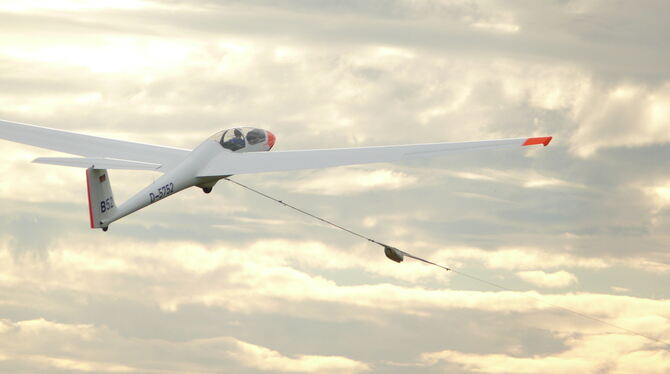 So sieht es aus, wenn eine Motorwinde das Segelflugzeug in die Luft zieht.