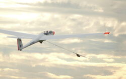 So sieht es aus, wenn eine Motorwinde das Segelflugzeug in die Luft zieht.