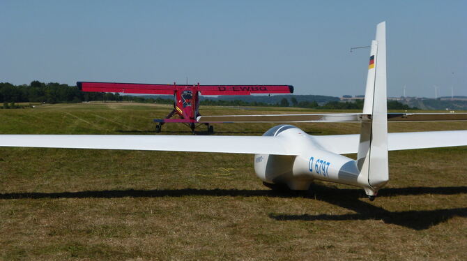 Beim Flugzeugschlepp zieht ein Motorflugzeug den Segelflieger in die Höhe.