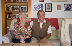 Lore und Günter Binsch haben heute vor 65 Jahren geheiratet.  FOTO: SCHÖBEL