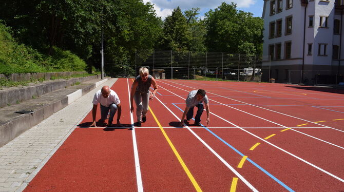 Der kleine Sportplatz hinter der sanierten Sieben-Keltern-Schule  in Metzingen ist  fast fertig: Baubürgermeisterin Jacqueline L
