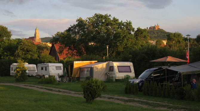 Der Zollernalbcamping in Hechingen vereint einen klassischen Campingplatz mit einem angegliederten Wohnmobil-Stellplatz (unten r