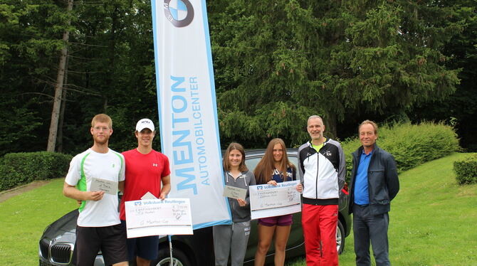 Von links: Robin Lang, Sieger Tim Handel, Rosalie Willig, Gewinnerin Carolina Kuhl, TCM-Sportwart Sascha Todorovic und Oberschie