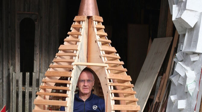 Edgar Braig mit seiner Konstruktion eines Zwiebelturms, die ebenfalls bei der Interim in Ehingen zu sehen sein wird.  FOTO: PRIV