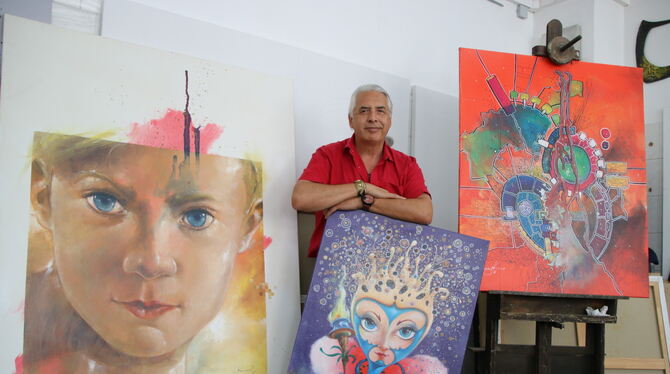 Oscar M. Barrientos mit seinen Bildern im Ausstellungsraum in seiner Galerie im Kohllöffel-Gebäude in der Nürtinger Straße in Me