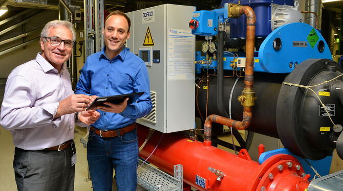 Energieexperten von Bosch in Reutlingen: Helmut Lepple (links) und Mario Kauderer vor einer Wärmepumpe. FOTO: NIETHAMMER