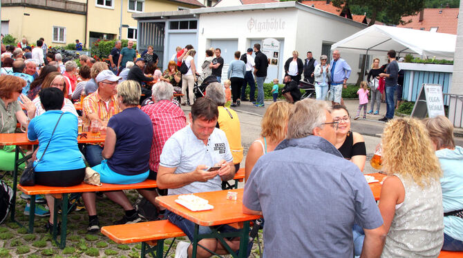 Viel Betrieb beim Olgahöhlenfest in Lichtenstein an Fronleichnam: ein Miteinander an Tischen, mit möglicher Höhlentour. FOTO: LE