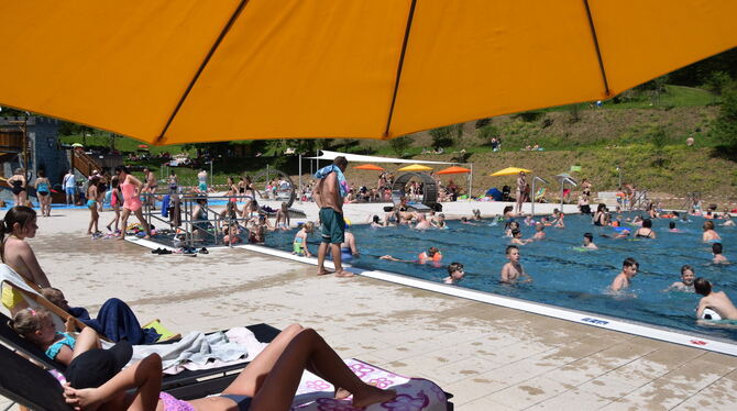 Für Sonnenanbeter, Schatten Suchende und natürlich Wasserratten hat das neu gestaltete Freibad einiges zu bieten. FOTOS: OELKUCH