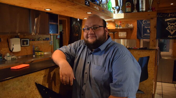 Christoph Beck steht regelmäßih hinter der Theke im Schwanenkeller in Nehren. Foto: sapo