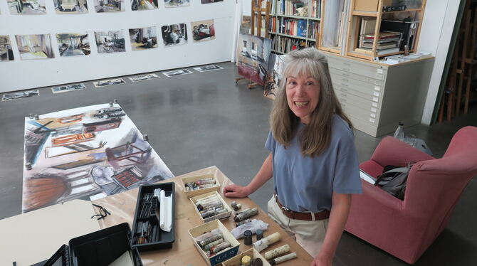 Carola Dewor in ihrem Atelier im Französischen Viertel. Vorne ihre Zeichenutensilien aus dem Werkzeugkoffer.  FOTO: KNAUER