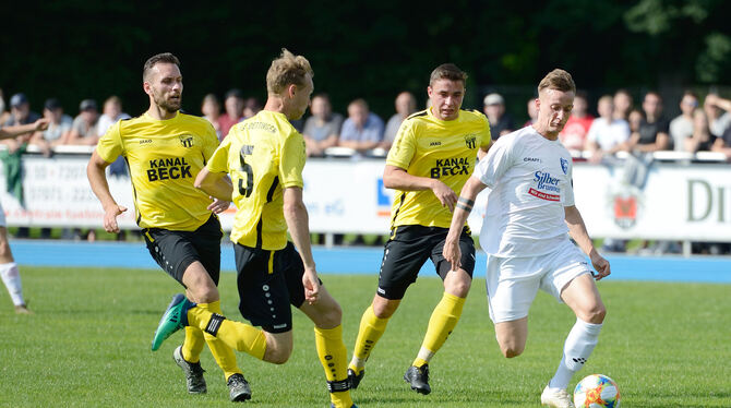 Zweifacher Torschütze für den TSV Pliezhausen im Relegationsspiel gegen den TSV Dettingen/Rottenburg: Kevin Borek (am Ball).  FO