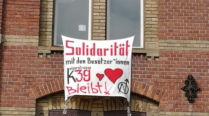 Solidaritätsbekundung an der Fassade der »Kaiserhalle«. FOTO: HAUSER