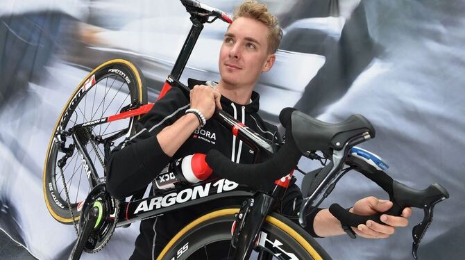 ARCHIV - Radprofi und Tour-de-France-Teilnehmer Dominik Nerz aus Neuravensburg schultert am 20.08.2015 wenige Tage vor Beginn de