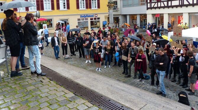 Menschen demonstrieren auf dem Tübinger Holzmarkt für das Nachtleben.