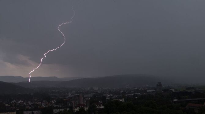 Ein Blitz leuchtet über Tübingen.
