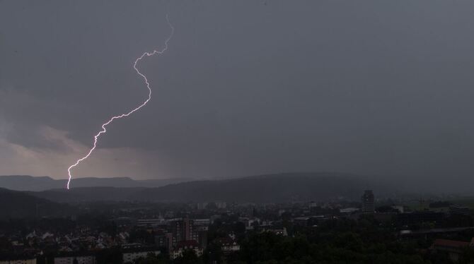 Ein Blitz leuchtet über Tübingen.