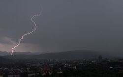 Ein Blitz leuchtet über Tübingen.