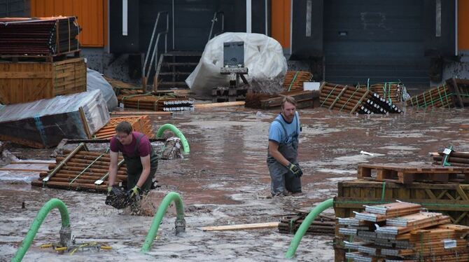 Über Stunden floss Regenwasser von der Härtenhochfläche ins Gewerbegebiet an der Lustnauer B 27.