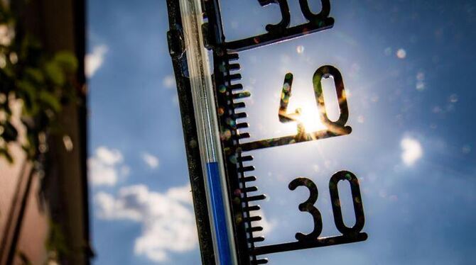 Thermometer vor blauem Himmel