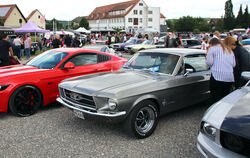Legendäre Sportwagen: Ein neuer und ein älterer Ford Mustang nebeneinander. 