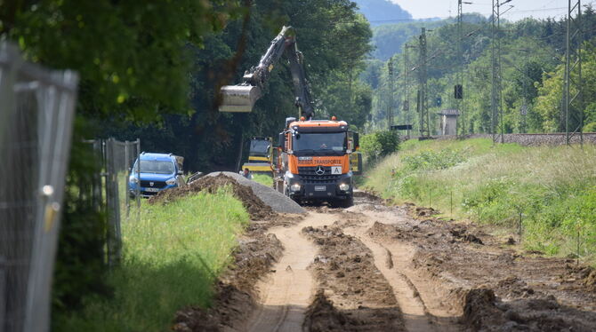 Die Arbeiten am Wannweiler Radweg laufen auf Hochtouren. Der neue Fahrbahnbelag soll bald aufgebracht werden.  FOTO: RITTGEROTH