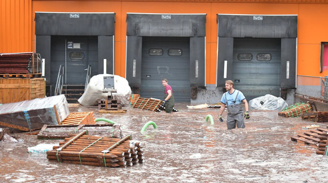 Hochwasser bei Hornbach in Tübingen-Lustnau nach heftigen, andauernden Regenfällen. Kunden wurden am Samstagnachmittag im Baumar
