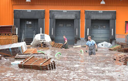 Hochwasser bei Hornbach in Tübingen-Lustnau nach heftigen, andauernden Regenfällen. Kunden wurden am Samstagnachmittag im Baumar