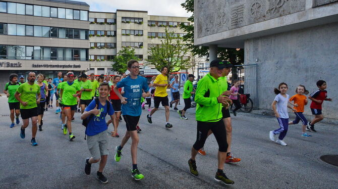 Gestern nahmen 60 Läufer die Strecke des Altstadtlaufs erstmals unter die Füße.  FOTO: NIETHAMMER