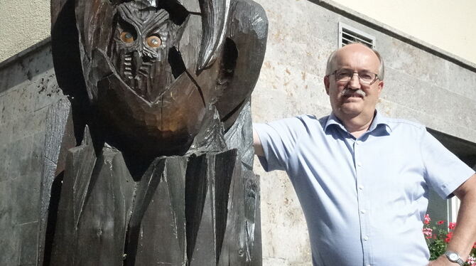 Ganz entspannt: Dieter Füllemann lehnt an der Skulptur der Degerschlachter Eule, die vor dem örtlichen Rathaus steht.  FOTO: DÖR