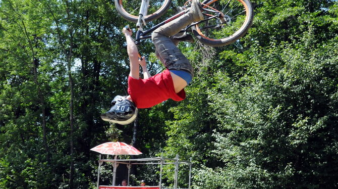 Beim Mountainbike Dirtjump Weltcup gibt es im Bikepark in Belsen waghalsige Sprünge zu sehen, die mit Akrobatik das Radfahren zu