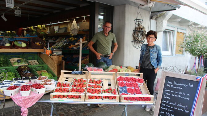Das Ehepaar Bader schließt nach 45 Jahren ihren Obst- und Gemüseladen in der Uracher Innenstadt. FOTO: OECHSNER