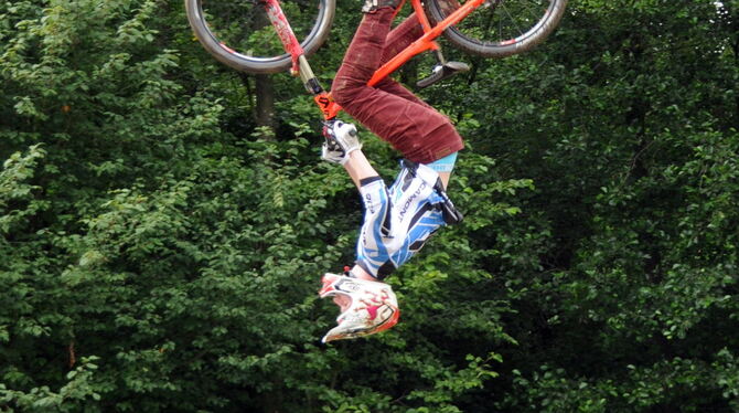 Spektakuläre Sprünge im »Freestyle Mountainbike« sind im Bike-Park im Mössinger Ortsteil Belsen am Wochenende beim Back-to-the-j
