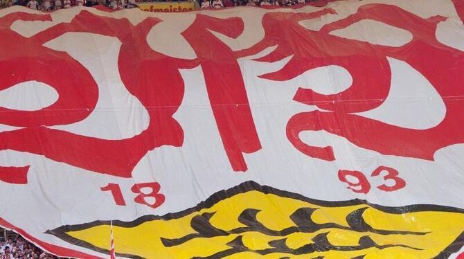 Fans halten einen Banner mit dem Logo des VfB Stuttgart