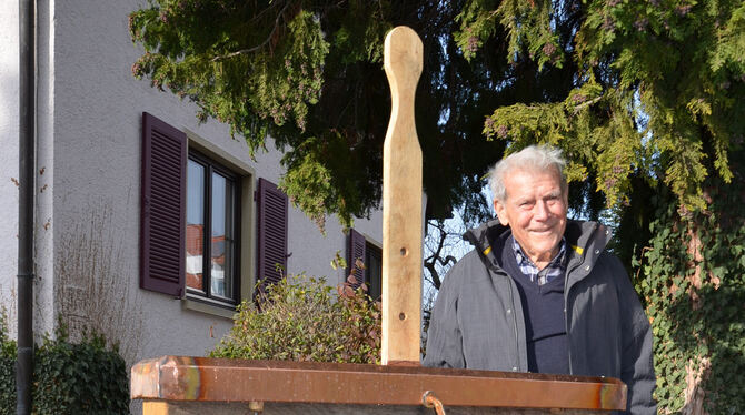 Ernst Etter Ende vergangenen Jahres im Garten seines Hauses in der  Pfullinger Lerchenstraße.  FOTO: US