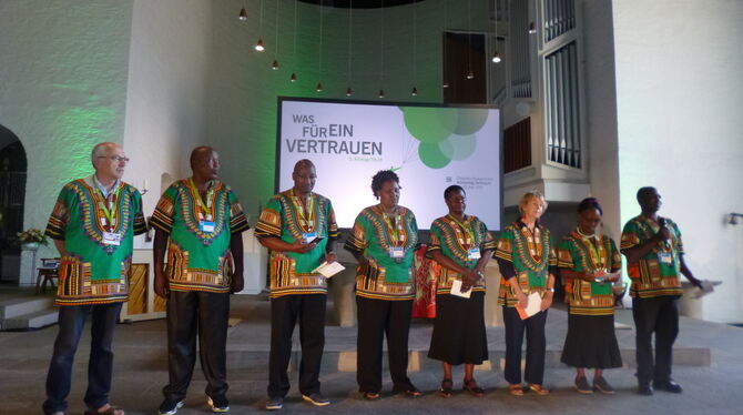 Der Chor Hallelujah Blackwhite tritt beim Deutschen Evangelischen Kirchentag in Dortmund auf. Gerade sind drei Ehepaare aus Keni