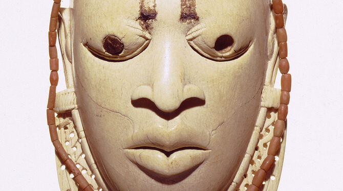 Eine Hüftmaske aus  Elfenbein aus der  Ausstellung »Wo ist  Afrika« am Linden- Museum Stuttgart.  Sie wurde 1897  von britischen