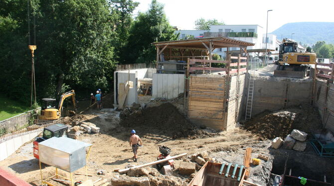 Ein riesiges Loch klafft in der Gönninger Straße: Hier baut die Stadt Pfullingen ein neues Regenüberlaufbecken. Der Vekehr wird