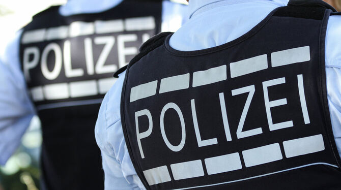 Sicher ist sicher, bei den aktuellen Rekord-Temperaturen sind die Schutzwesten der Polizei aber eine schweißtreibende Angelegenh