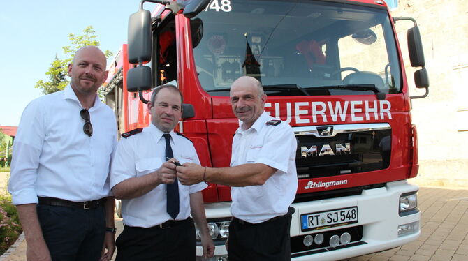 Neues Feuerwehrfahrzeug für Ohnastetten (von links): Bürgermeister Florian Bauer, Abteilungskommandant Matthias Vatter und Gesam