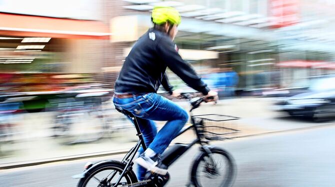 Auch auf kurzen Strecken durch die Stadt sollten Radfahrer einen Helm tragen – tun sie aber oft nicht.  FOTO: DPA