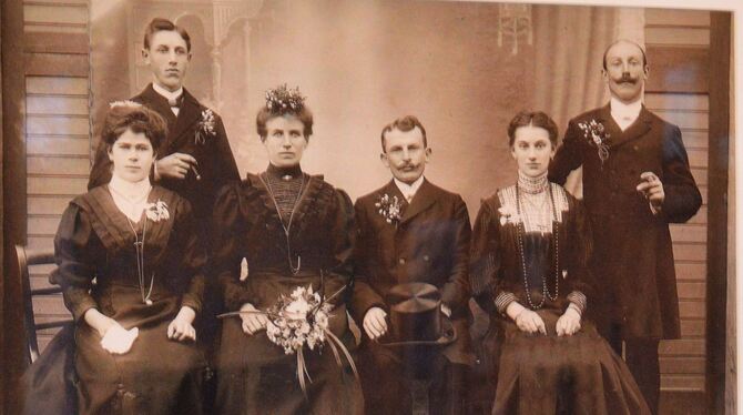 Dorfhochzeiten um 1900 (links) und Mitte der 1990er-Jahre.  FOTOS: VEY