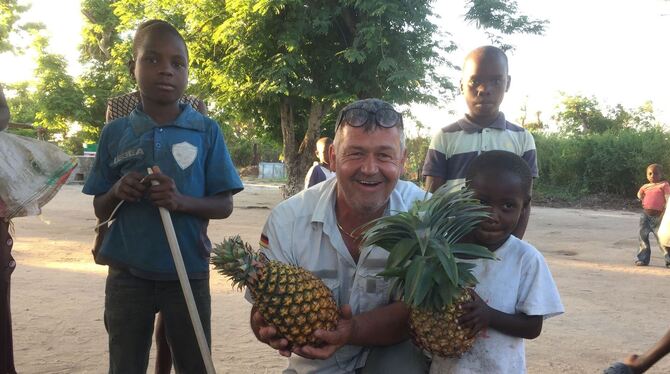 Giuseppe »Sepp« Dezulian zog in Mosambik die Kinder an wie die Motten das Licht. FOTOS: PRIVAT