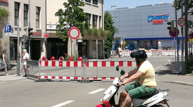 Jetzt ist auch der Burgplatz gesperrt: Die Zufahrt zur Beutterstraße erfolgt »hintenrum« über die Kaiserstraße. Auch in die Burg