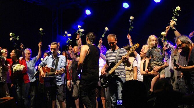 Woodstock-Feeling und beste Stimmung: Beim »Music 4 Humanity«-Benefizkonzert im vergangenen Jahr waren am Ende alle Bands auf de