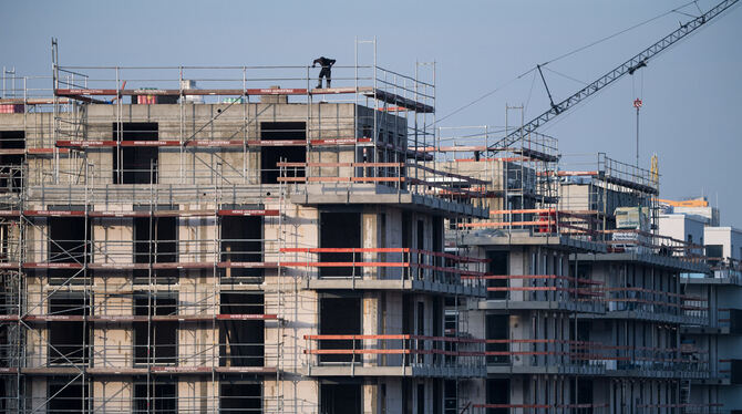 Es ist die Bauwirtschaft, die Wohnraum schafft. Doch nicht alle Rahmenbedingungen dafür stimmen derzeit. FOTO: DPA